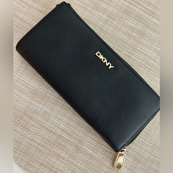 DKNY wallet for sale - Picture 5 of 5